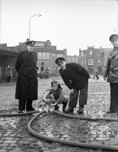 821038 Afbeelding van een jongetje met een brandweerhelm, op het terrein van de brandweerkazerne Groeneweg 56 te ...